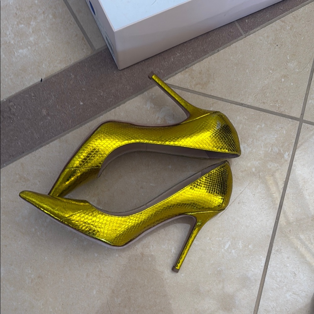 Jimmy Choo Yellow Heels Striking Metallic Design - Picture 4 of 7